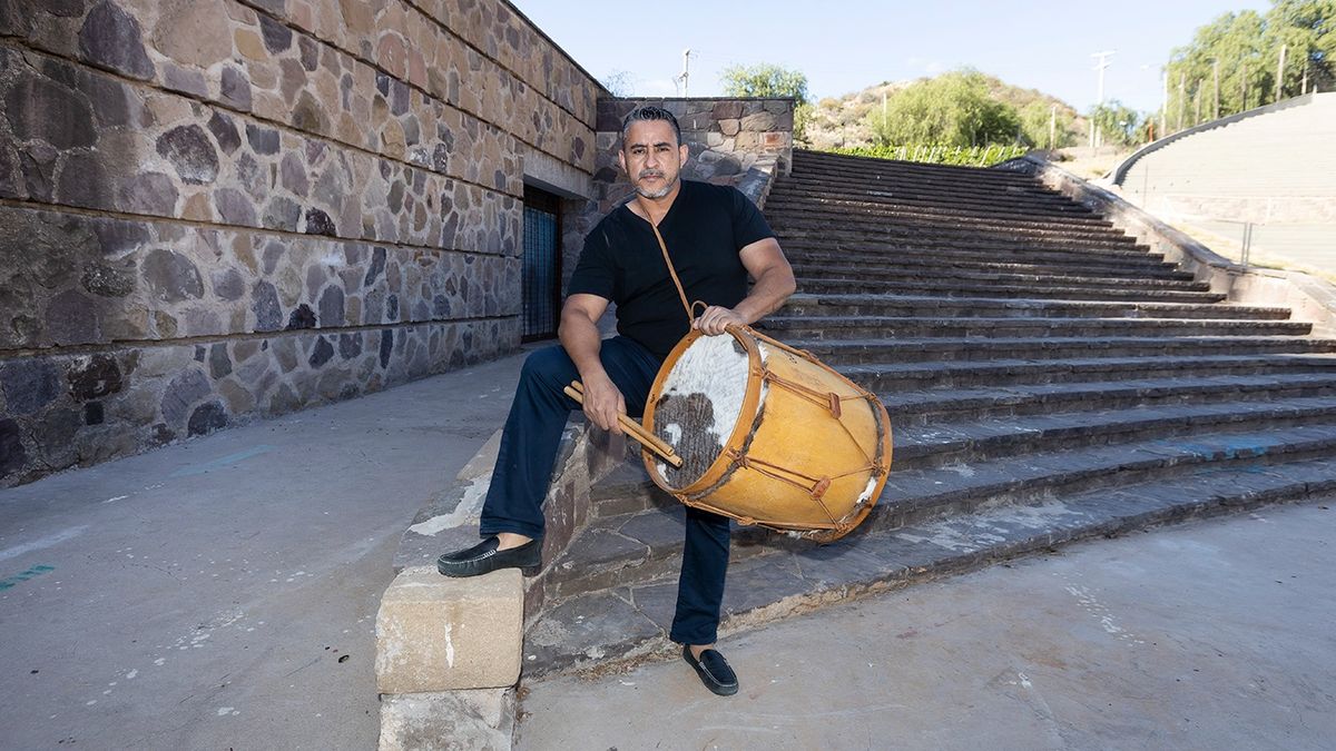 Sergio Magallanes está feliz con que su escuela de danzas Chacaymanta pise el teatro griego para un Acto Central de Vendimia. Sergio Magallanes está feliz con que su escuela de danzas Chacaymanta pise el teatro griego para un Acto Central de Vendimia.