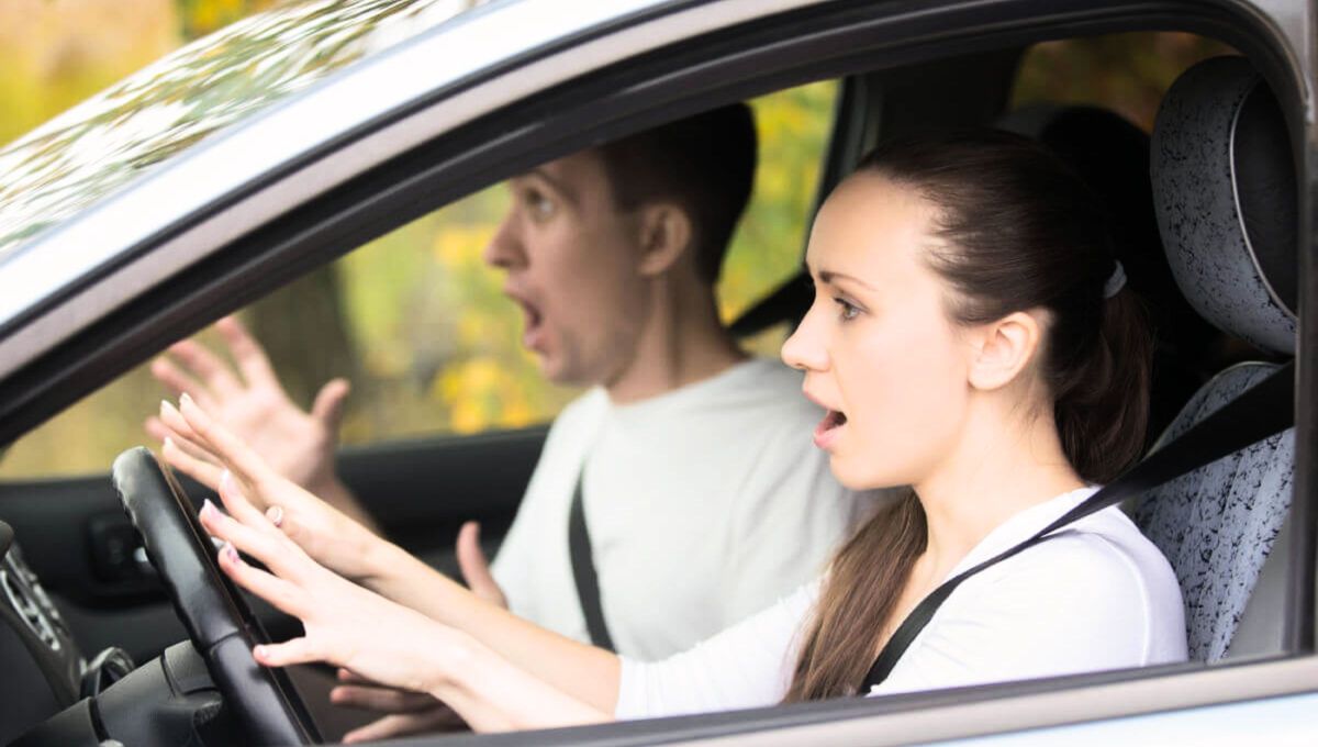 Qué significa que el volante del auto vibre y por qué es un problema