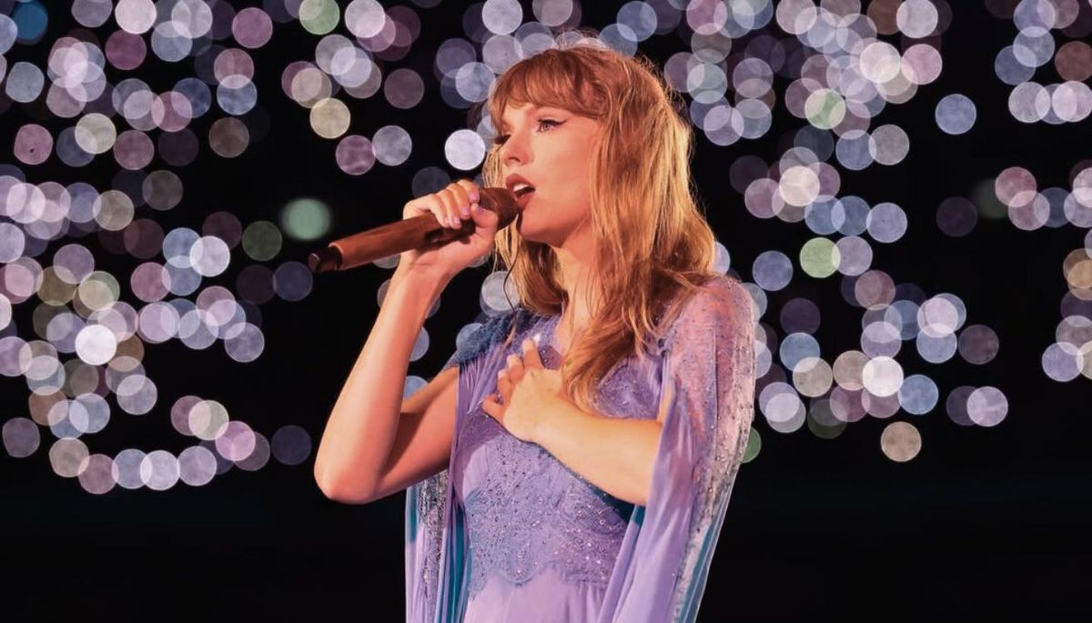 Taylor Swift singing in "The Eras Tour". Image: Instagram @taylorswift