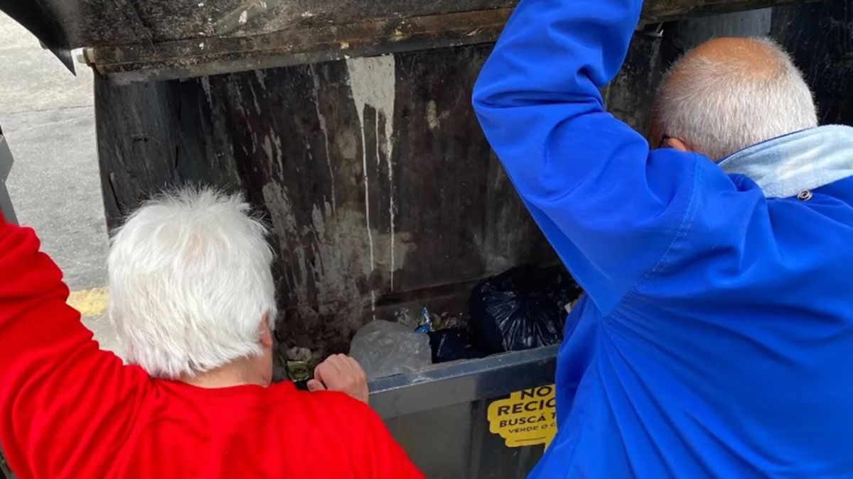 Son jubilados, cobran la mínima y juntan latas para vender para poder sobrevivir Son jubilados, cobran la mínima y juntan latas para vender para poder sobrevivir