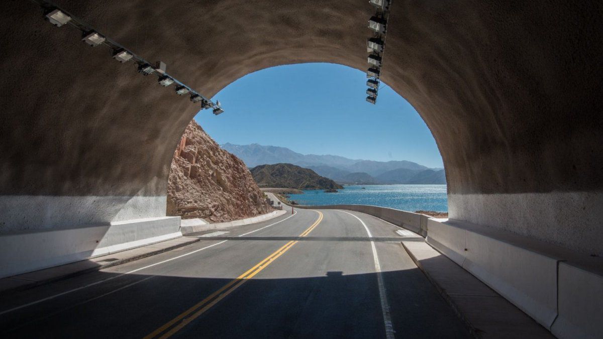 Por las obras de la ruta 82, el Gobierno evalúa suspender el pago del peaje del túnel de Cacheuta- Potrerillos.