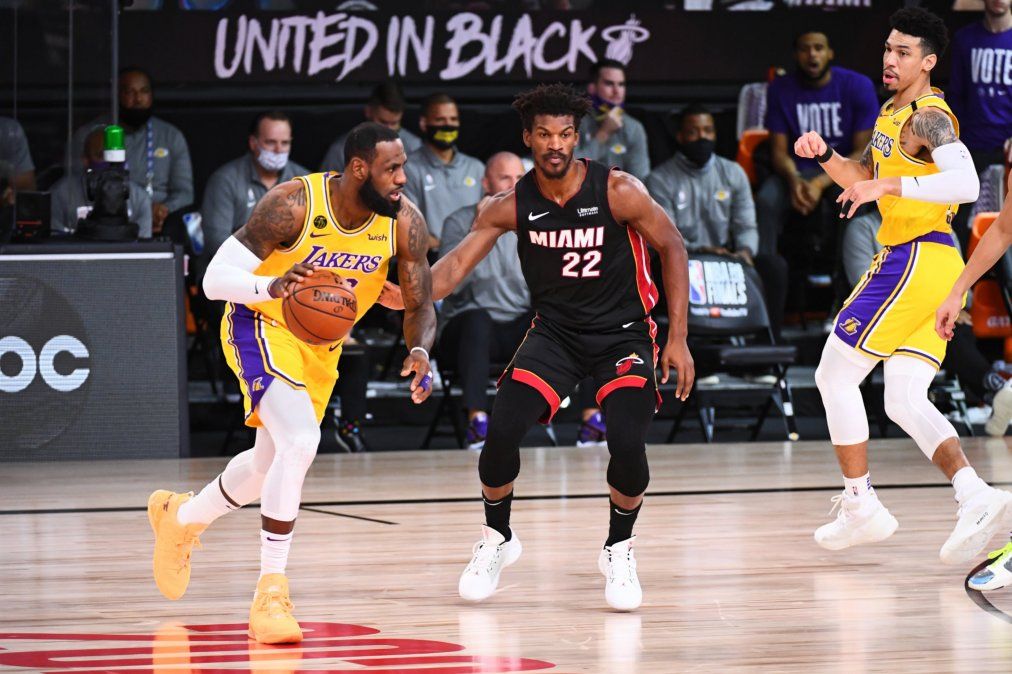 LeBron James fue figura y los Lakers están a un paso de ser campeones de la NBA.