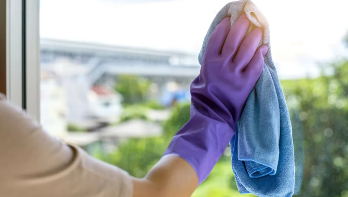 El infalible truco casero con un ingrediente de cocina para limpiar el agua seca de los vidrios y espejos