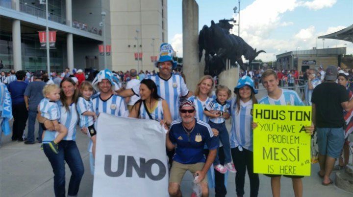 Mendocinos seguidores de UNO alentaron a la Selección en Houston