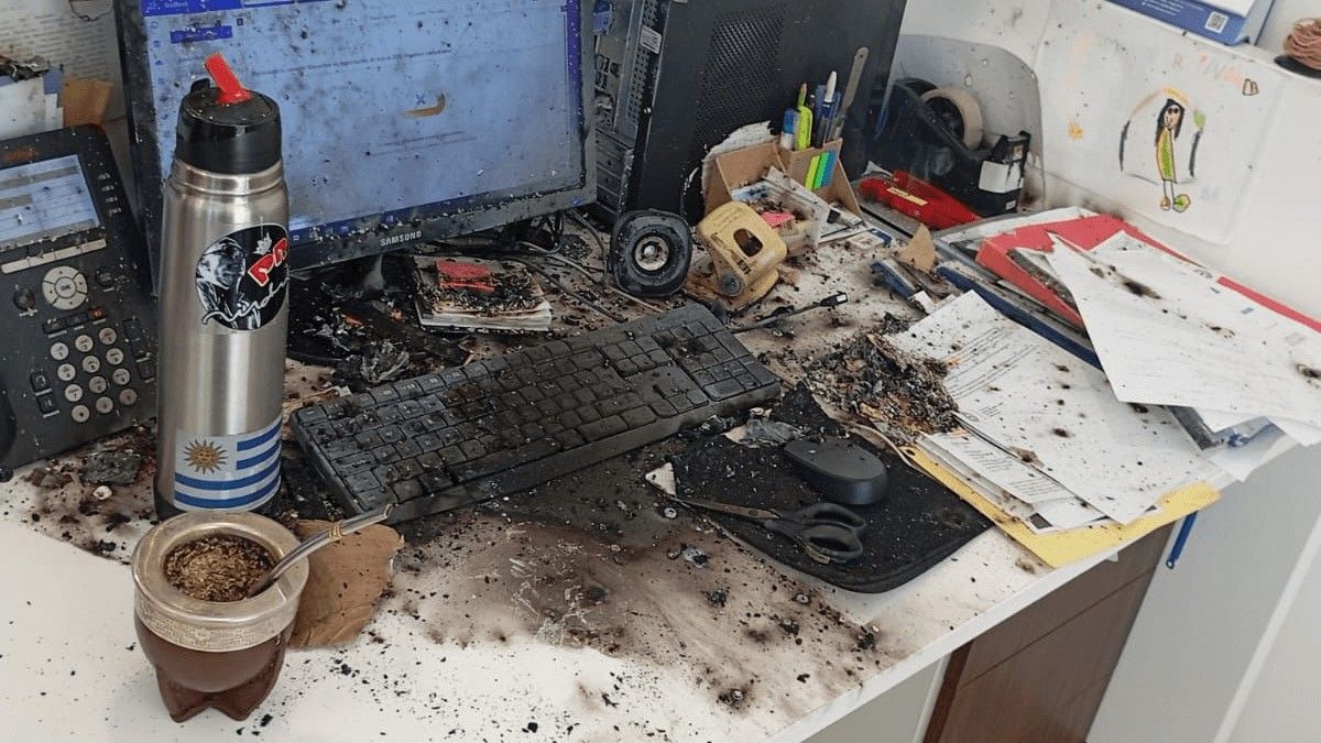 Así quedó la oficina de la Sociedad Rural donde explotó el paquete dirigido al presidente de la entidad. Patricia Bullrich reveló que sospechan de extremistas veganos. Así quedó la oficina de la Sociedad Rural donde explotó el paquete dirigido al presidente de la entidad. Patricia Bullrich reveló que sospechan de extremistas veganos.