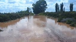 La calle Chacón, por donde los niños de las fincas aledañas deben transitar cuando&nbsp; llueve. Piden un transporte.