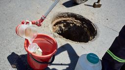 En aguas residuales la Municipalidad de Las Heras toma la muestras para detectar Covid.