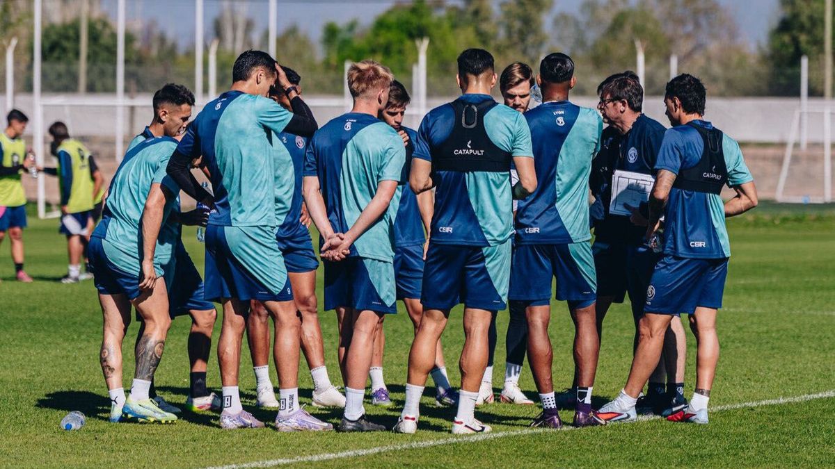Independiente RIvadavia se prepara par jugar este domingo ante Huracán.