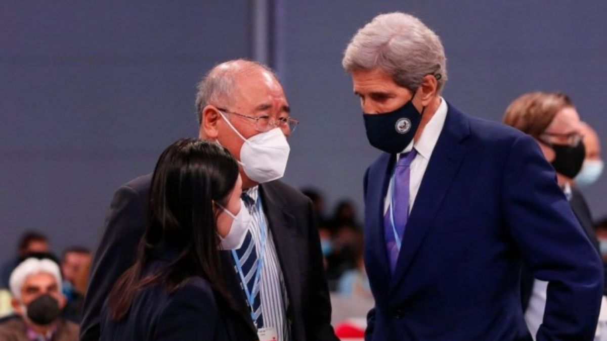 Xie Zhenhua y John Kerry, máximos responsables de la diplomacia climática de China y Estados Unidos respectivamente, en las negociaciones sobre el clima de Glasgow en 2021. La relación entre ambos influirá en la colaboración de los dos mayores países emisores en la cumbre climática de este año (Imagen: Han Yan / Alamy) Xie Zhenhua y John Kerry, máximos responsables de la diplomacia climática de China y Estados Unidos respectivamente, en las negociaciones sobre el clima de Glasgow en 2021. La relación entre ambos influirá en la colaboración de los dos mayores países emisores en la cumbre climática de este año (Imagen: Han Yan / Alamy)
