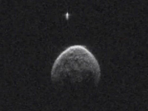 El asteroide que pasó cerca de la Tierra tiene una luna