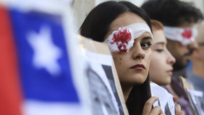 En medio de la pandemia marchas y violencia antecedieron la votación que llevó a decidir la reforma constitucional en Chile.