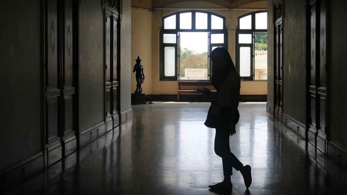 Indignante: encontró una beba recién nacida en la mochila de un baño.