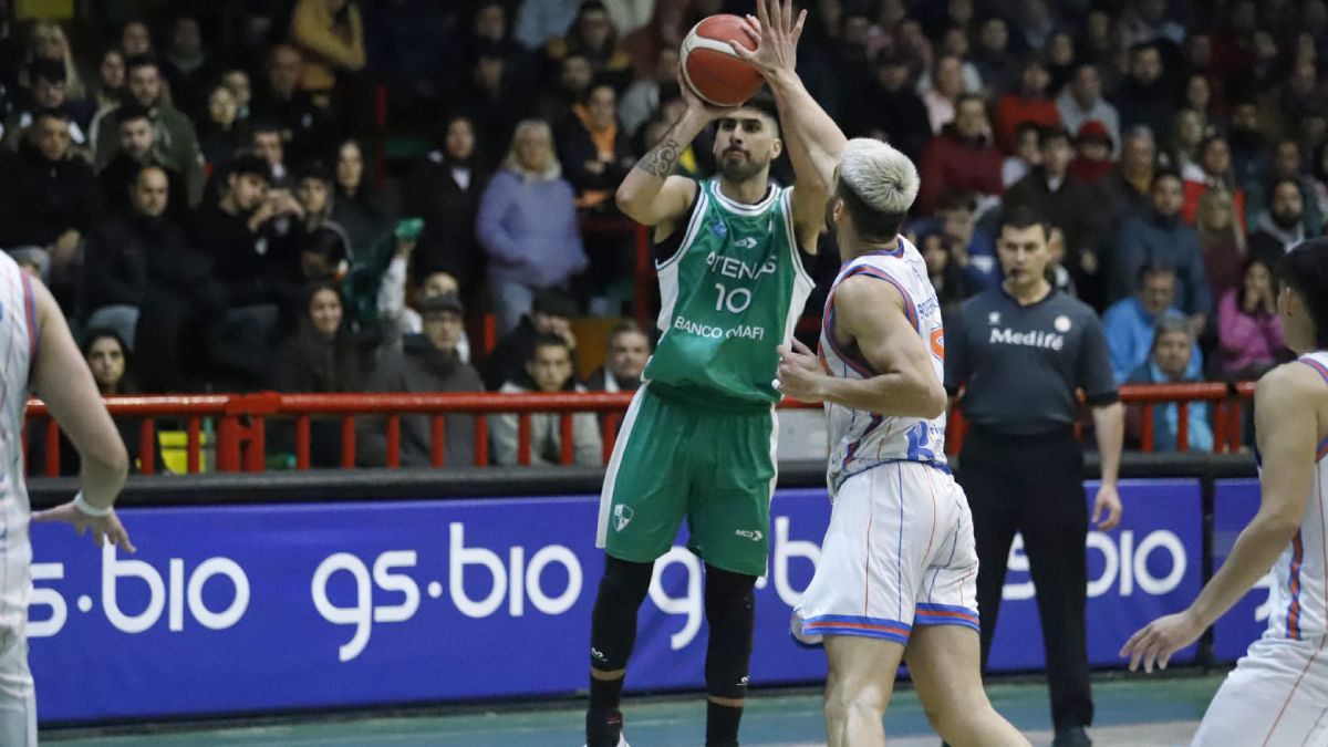 Atenas de Córdoba ganó el primer juego de los dos que disputa en casa. Este martes juegan el segundo con Rivadavia Básquet y luego la serie semifinal de la Liga Argentina se traslada a Mendoza. Atenas de Córdoba ganó el primer juego de los dos que disputa en casa. Este martes juegan el segundo con Rivadavia Básquet y luego la serie semifinal de la Liga Argentina se traslada a Mendoza.