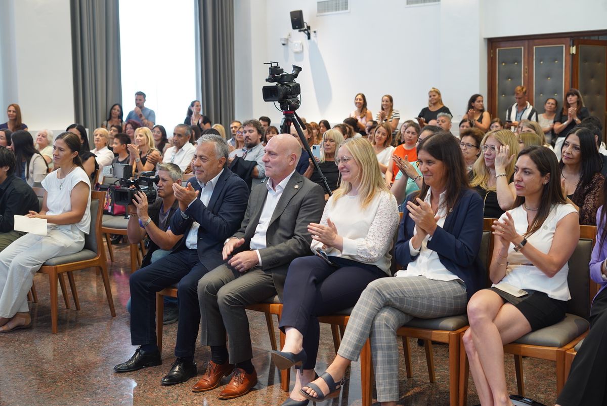 El gobernador Alfredo Cornejo; el presidente de la Suprema Corte de Justicia, Dalmiro Garay; la videgobernadora Hebe Casado y la ministra de la Suprema Corte de Justicia, Teresa Day, fueron parte de la jornada sobre adopciones en Mendoza. El gobernador Alfredo Cornejo; el presidente de la Suprema Corte de Justicia, Dalmiro Garay; la videgobernadora Hebe Casado y la ministra de la Suprema Corte de Justicia, Teresa Day, fueron parte de la jornada sobre adopciones en Mendoza.