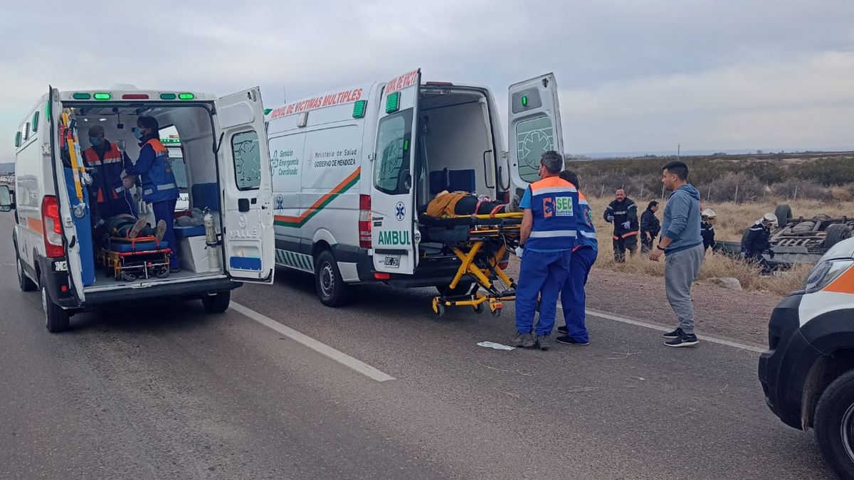 Varias ambulancias tuvieron que socorrer a los heridos (Foto Gentileza Policía Vial de Luján de Cuyo).
