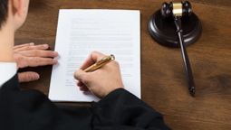 El caso del abogado de la DGE terminó con fallo de la Suprema Corte.
