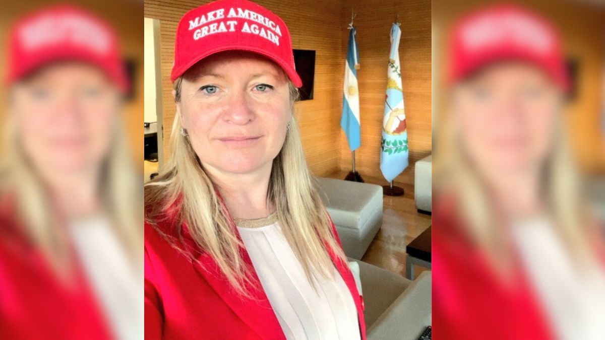 Hebe Casado con la gorra estilo Donald Trump.