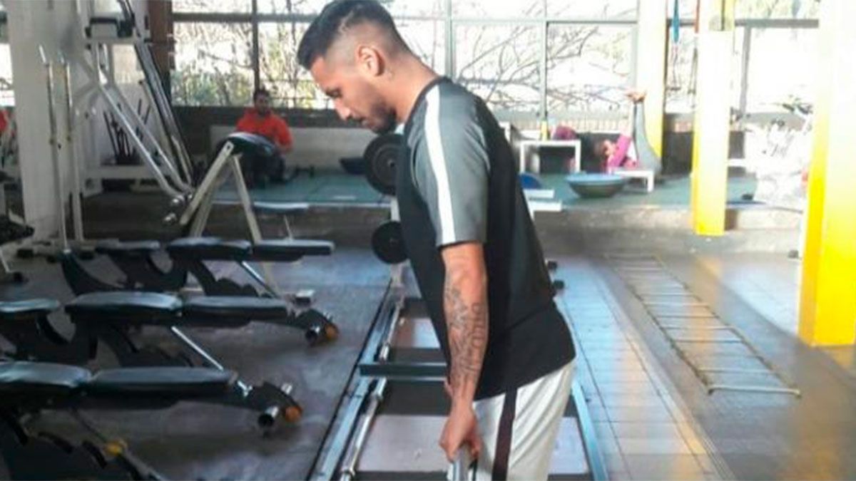 El volante del Deportivo Maipú Lautaro Grosso entrena en el gimnasio.