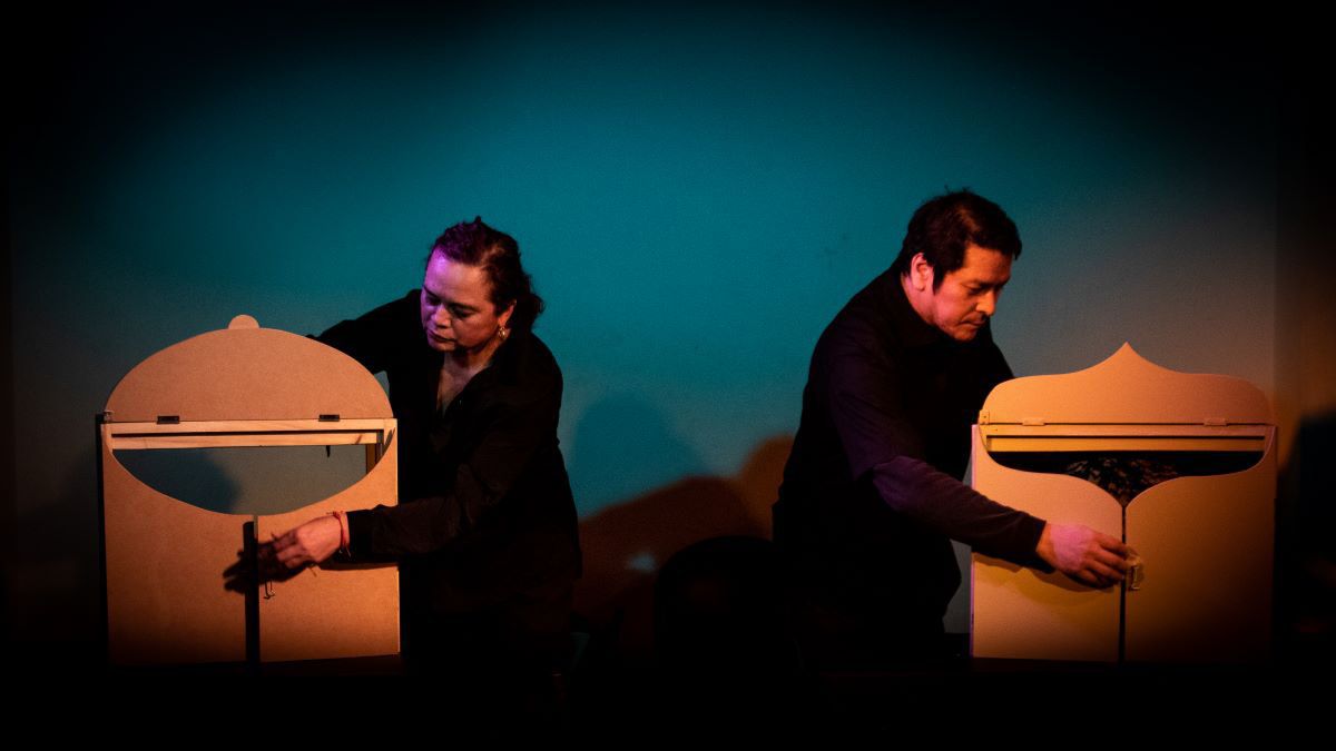 El dramaturgo, director y titiritero, Ósjar Navarro Correa, junto a Lorena Pereyra de La Cigarra Teatro. El dramaturgo, director y titiritero, Ósjar Navarro Correa, junto a Lorena Pereyra de La Cigarra Teatro.