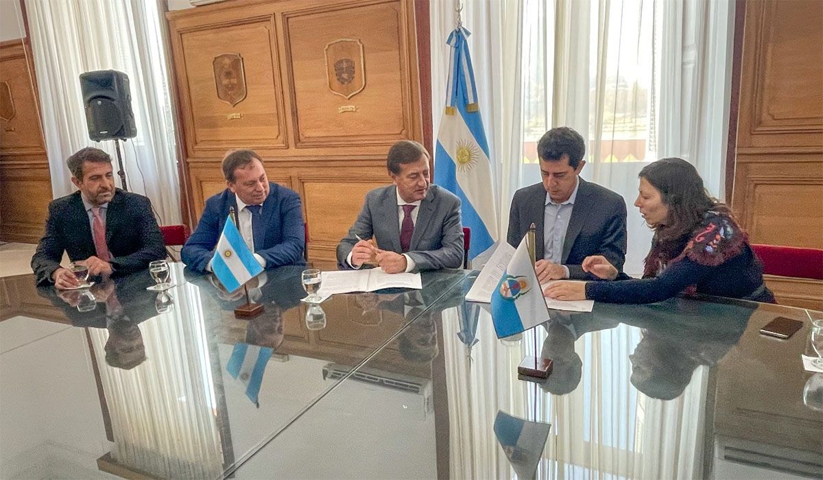 Isgro, Aveiro, Suarez, De Pedro, Batakis; durante el último encuentro en Casa Rosada, el 3 de junio.