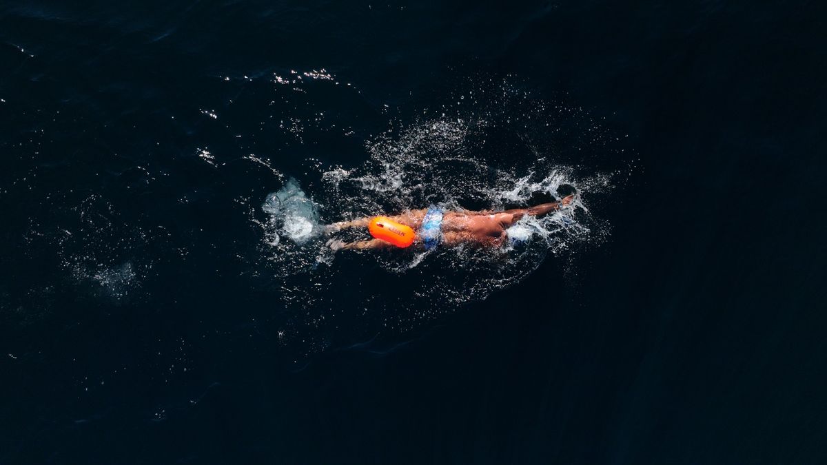 Gustavo Oriozabala en el Nahuel Huapi sin protección térmica. Gustavo Oriozabala en el Nahuel Huapi sin protección térmica.