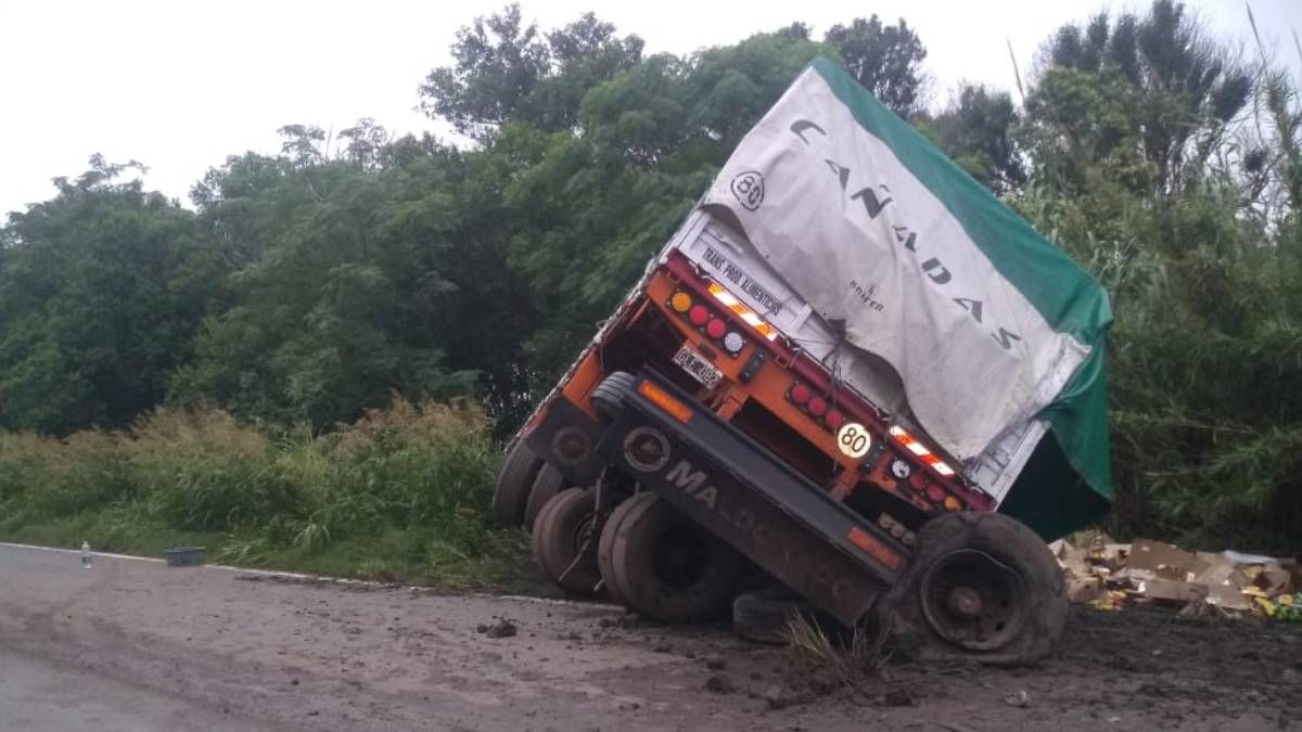 Apenas sucedió el hecho, conductores de otros vehículos bajaron y se llevaron la carga con autorización del chofer Apenas sucedió el hecho, conductores de otros vehículos bajaron y se llevaron la carga con autorización del chofer