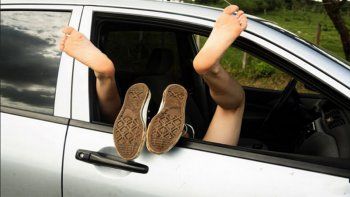 Se les quedó el auto en la autopista y comenzaron a tener sexo