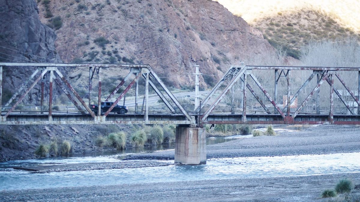 El río Mendoza pasa por debajo del puente por el que se accede a la costa norte de Potrerillos. El río Mendoza pasa por debajo del puente por el que se accede a la costa norte de Potrerillos.