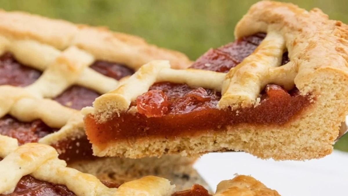 La pastafrola de membrillo tiene una receta más económica y rica sin manteca. La pastafrola de membrillo tiene una receta más económica y rica sin manteca.