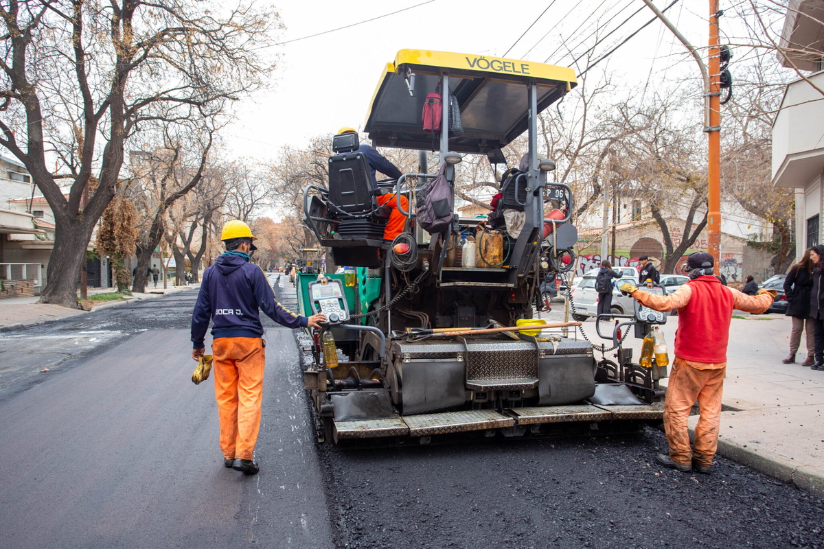Obreros de la Municipalidad de la Ciudad de Mendoza, en plena tarea de mejoramiento de calles que ya estaban deterioradas Obreros de la Municipalidad de la Ciudad de Mendoza, en plena tarea de mejoramiento de calles que ya estaban deterioradas