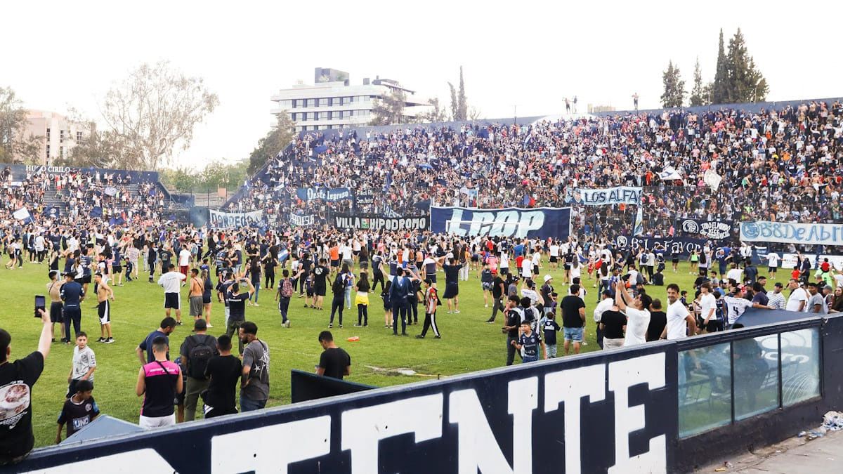 El Gargantini abrió sus puertas para que los hinchas festejen con los jugadores el triunfo ante el Deportivo Maipú. Foto: Cristian Lozano. El Gargantini abrió sus puertas para que los hinchas festejen con los jugadores el triunfo ante el Deportivo Maipú. Foto: Cristian Lozano.