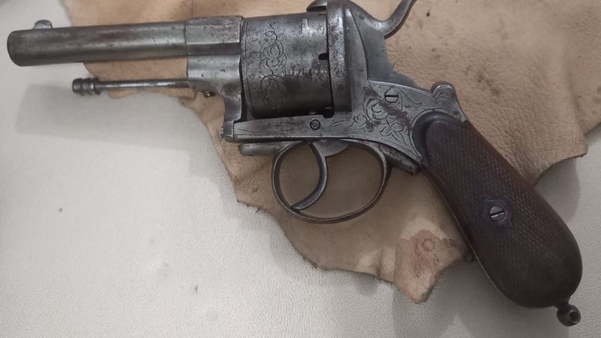 El arma más valiosa del lote requisado: un antiguo revolver de sistema Lefaucheaux calibre .40.