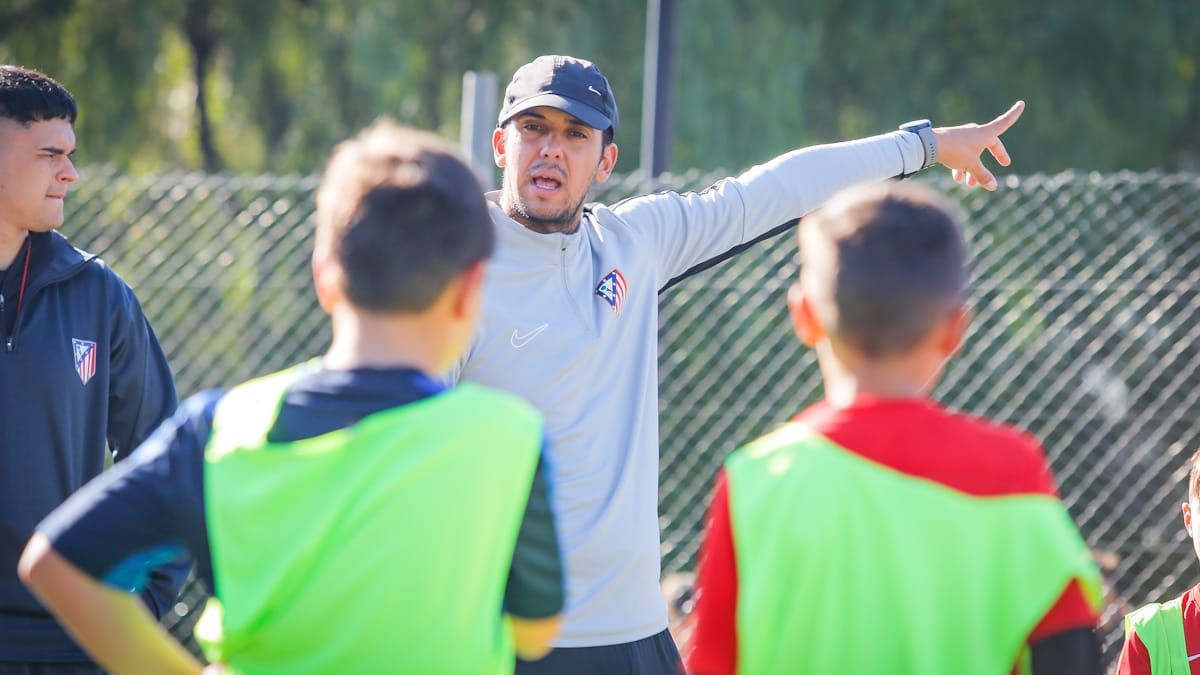 Antonio Álvarez es uno de los coaches del Atlético de Madrid en el Campus del Club Dalvian.