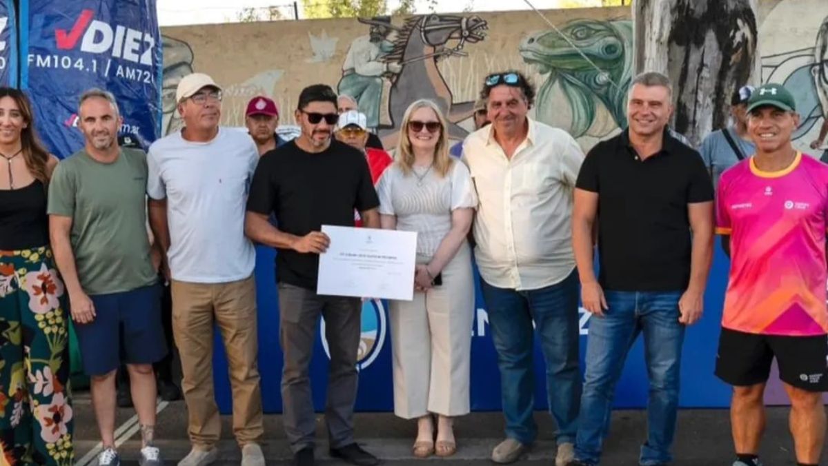 La vicegobernadora de Mendoza, Hebe Casado, posa junto al intendente anfitri&oacute;n, Diego Costarelli, el subsecretario de Deportes de Mendoza Federico Chiapetta, directores de deportes municipales y el presidente de la Asociaci&oacute;n Ciclista Mendocina, previo a la largada del pr&oacute;logo.&nbsp;