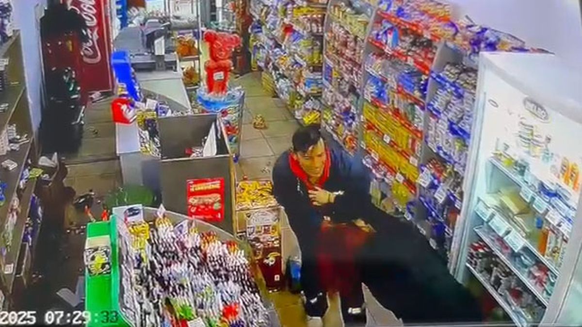 El autor del asalto golpeó brutalmente a la empleada de un kiosco de Capital. El autor del asalto golpeó brutalmente a la empleada de un kiosco de Capital.