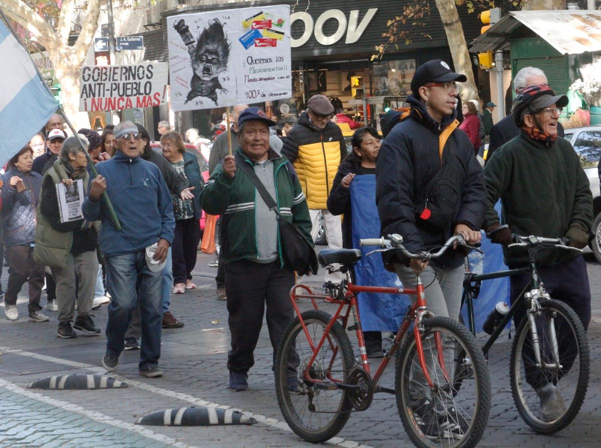 Los jubilados avanzan por la avenida San Martín. Los jubilados avanzan por la avenida San Martín.