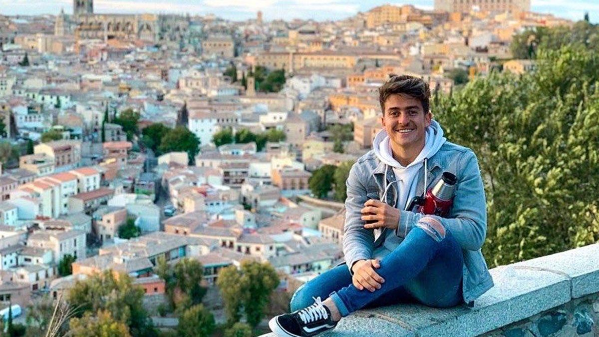 Ignacio Pipistrelli posa en la hermosa ciudad de Toledo. Lleva el mate a todos lados.