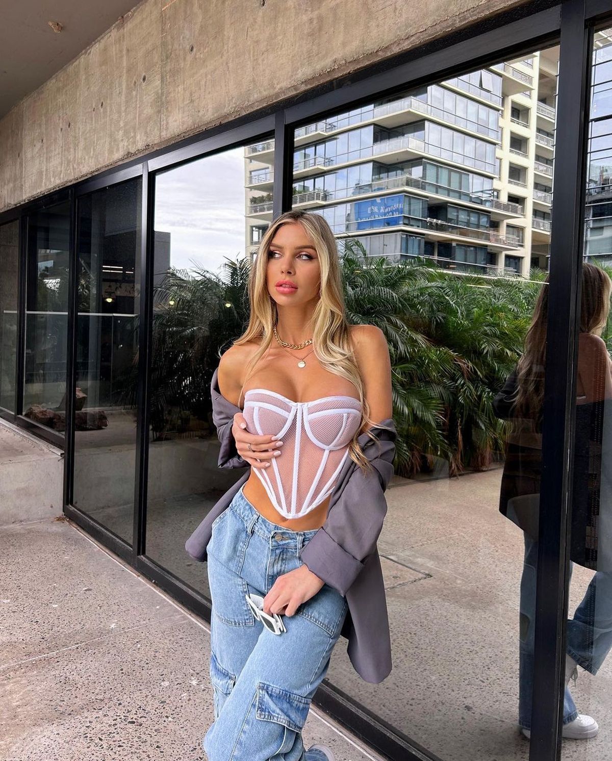 Romina Malaspina sin límites: escotazo XL, transparencias y cavado en un solo look.