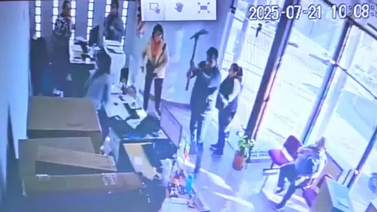 A lo Relatos Salvajes: un hombre fuera de sí rompió con un pico la empresa de luz porque no le atendían el reclamo A lo Relatos Salvajes: un hombre fuera de sí rompió con un pico la empresa de luz porque no le atendían el reclamo