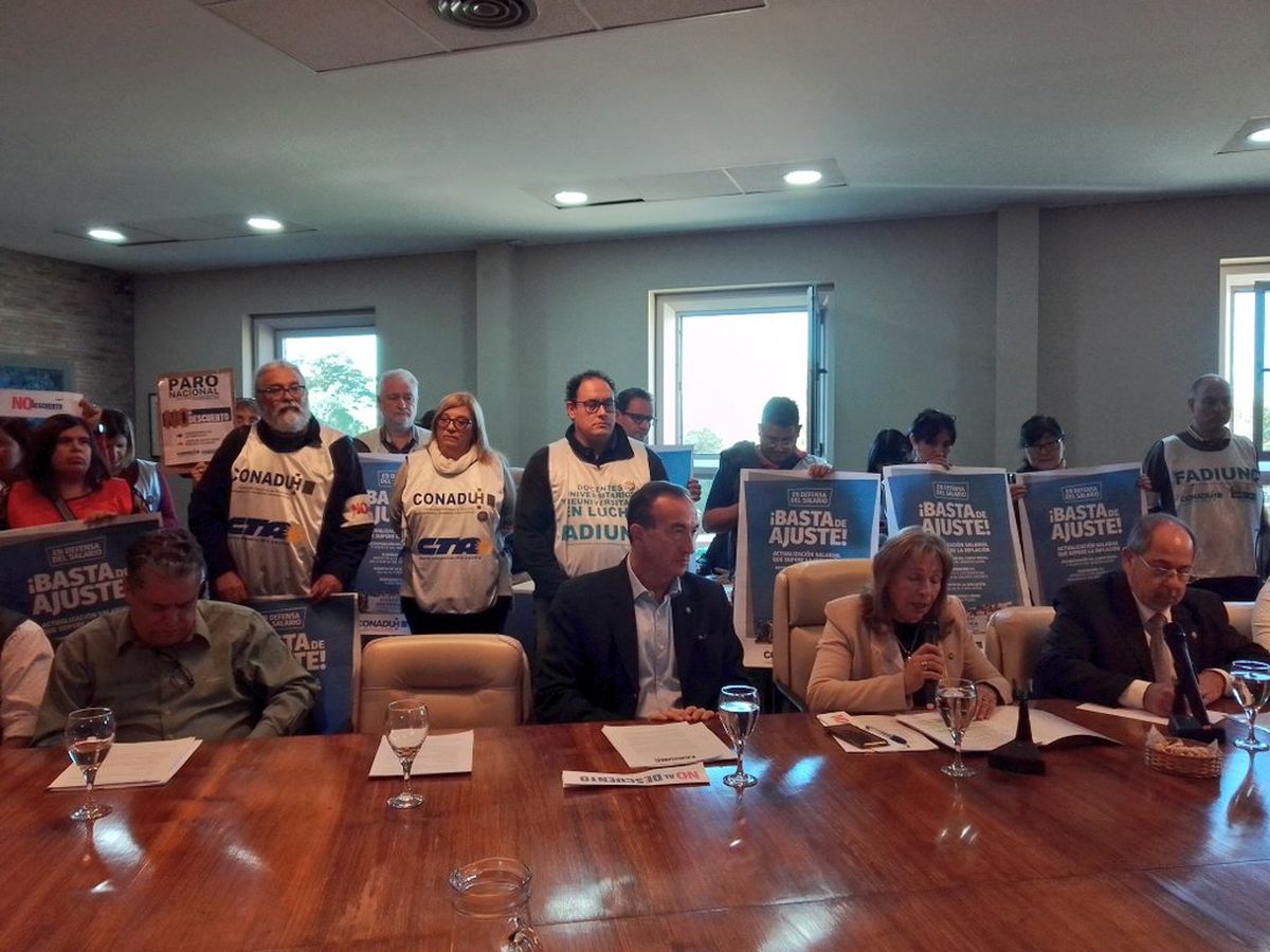 Gabriel Fidel, Esther Sánchez y detrás los dirigentes de Conadu y Fadiunc.