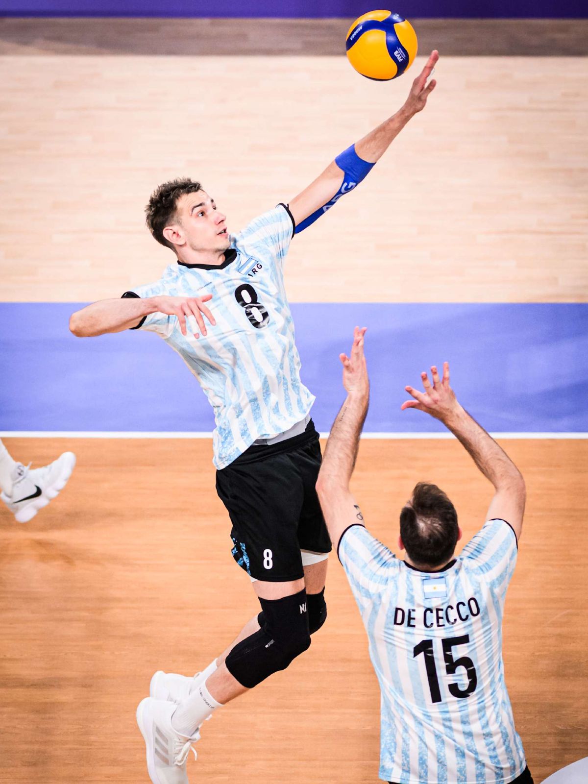 El alvearense Agustín Loser recibe el armado de Luciano De Cecco y ataca por posición tres. El mendocino aportó 5 anotaciones. El alvearense Agustín Loser recibe el armado de Luciano De Cecco y ataca por posición tres. El mendocino aportó 5 anotaciones.