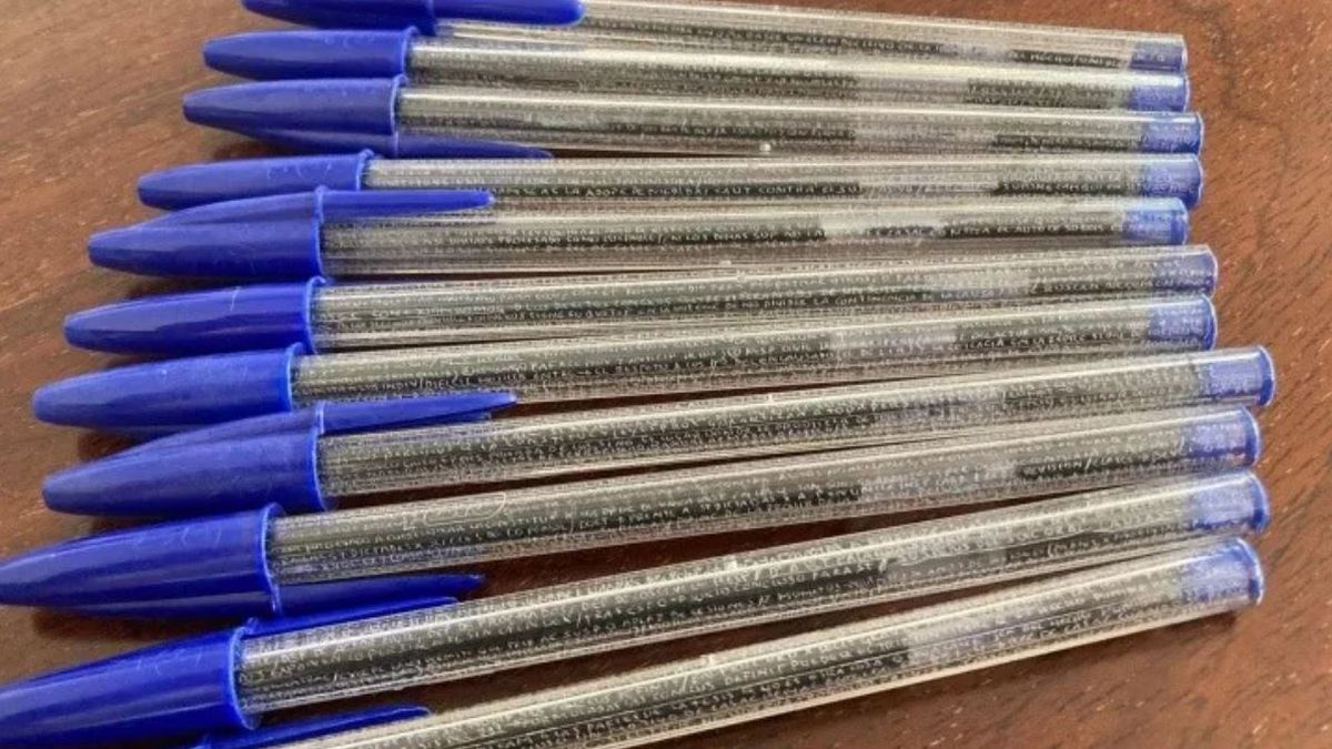 Ingenio para copiar. Una profesora mostró el ingenioso truco de un joven para copiarse.