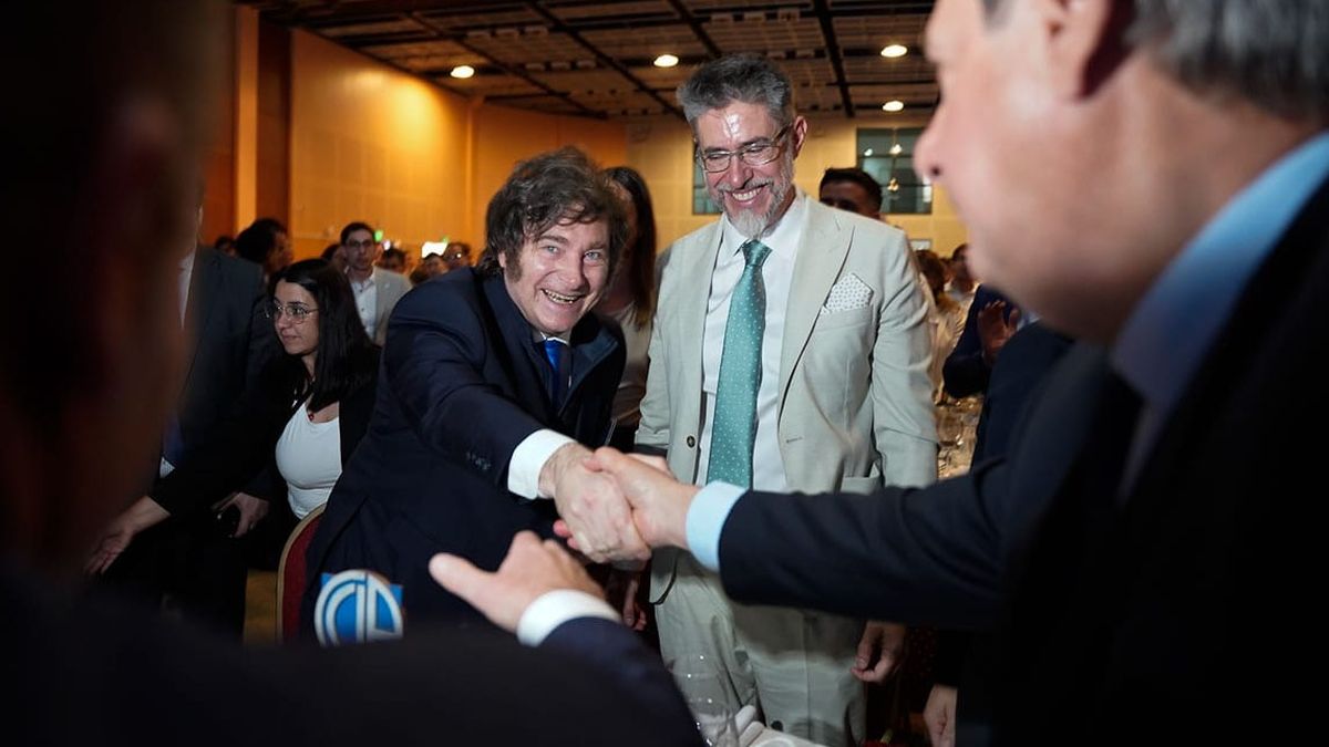 Javier Milei junto a Gabriel Brega, presidente de la Cámara de Comercio de San Rafael. Javier Milei junto a Gabriel Brega, presidente de la Cámara de Comercio de San Rafael.