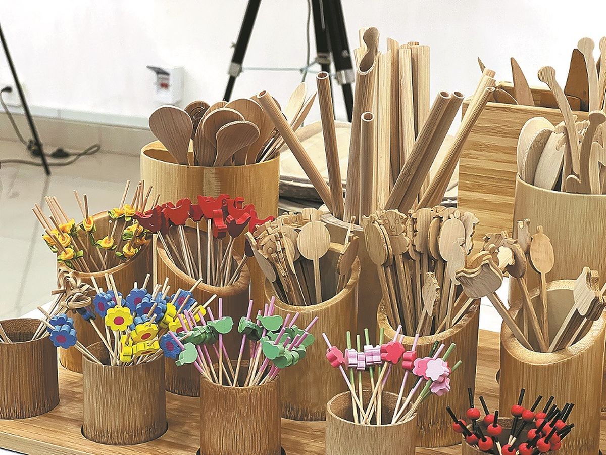 Un trabajador forestal tala árboles de bambú en Anji, provincia de Zhejiang. PARA USO DE CHINA DAILY Un trabajador forestal tala árboles de bambú en Anji, provincia de Zhejiang. PARA USO DE CHINA DAILY