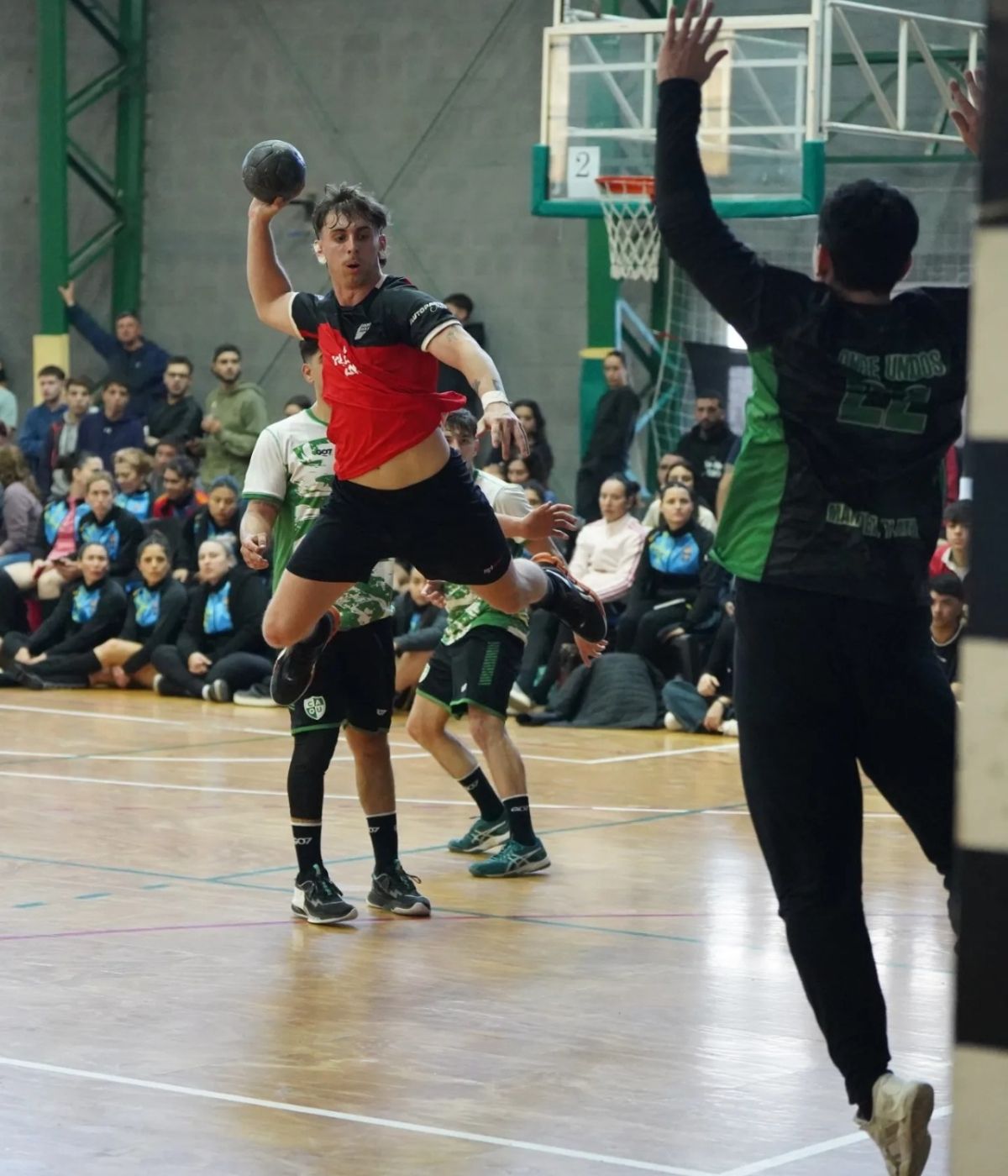 Los varones de la Municipalidad de Maipú perdieron con los cordobeses de Universitario y se despidieron del Nacional de Clubes. Los varones de la Municipalidad de Maipú perdieron con los cordobeses de Universitario y se despidieron del Nacional de Clubes.