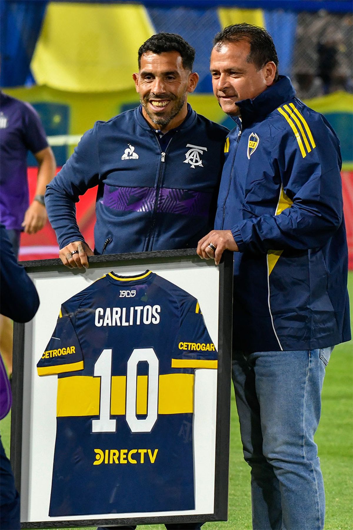 El Chelo Delgado le entregó una camiseta de Boca a Tevez.