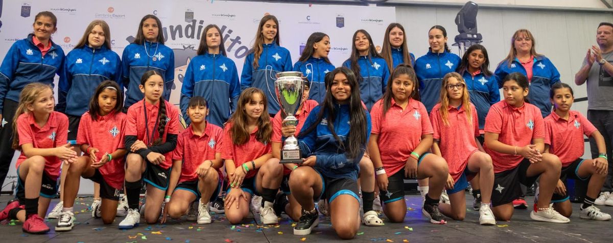 Las jugadoras del Boli y los refuerzas, todas con sun indumentaria con el escudo de Argentino. Las jugadoras del Boli y los refuerzas, todas con sun indumentaria con el escudo de Argentino.