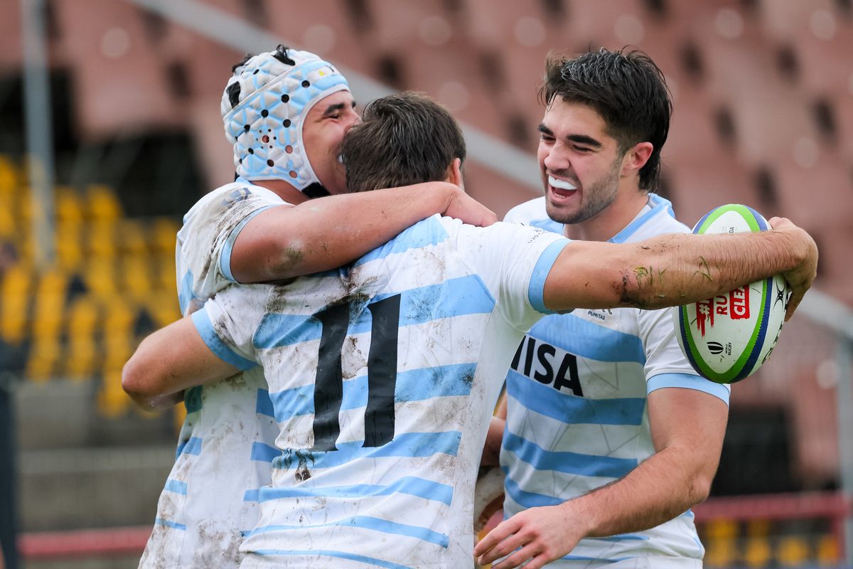Vivas y Sarelli celebran con Felipe Ledesma, autor de dos tries de Los Pumitas. Vivas y Sarelli celebran con Felipe Ledesma, autor de dos tries de Los Pumitas.