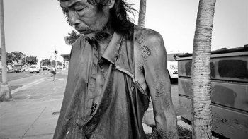 Pasó años fotografiando indigentes y encontró a su padre