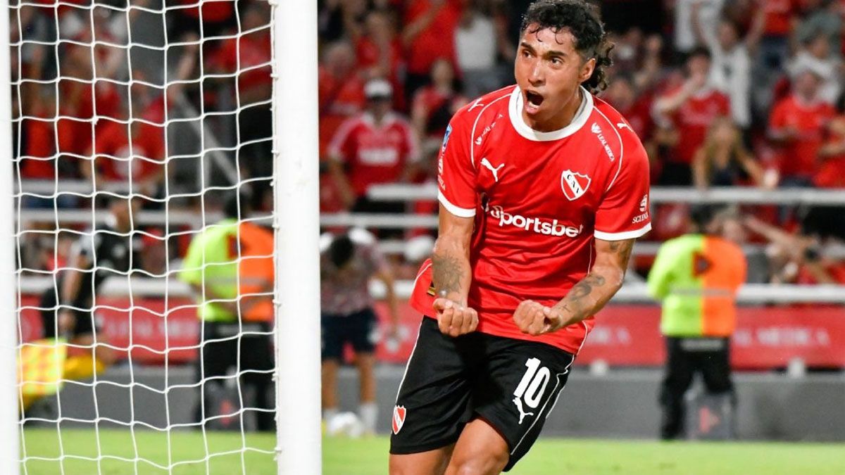 La llamativa leyenda que mostró Luciano Cabral debajo de su camiseta tras anotar para Independiente